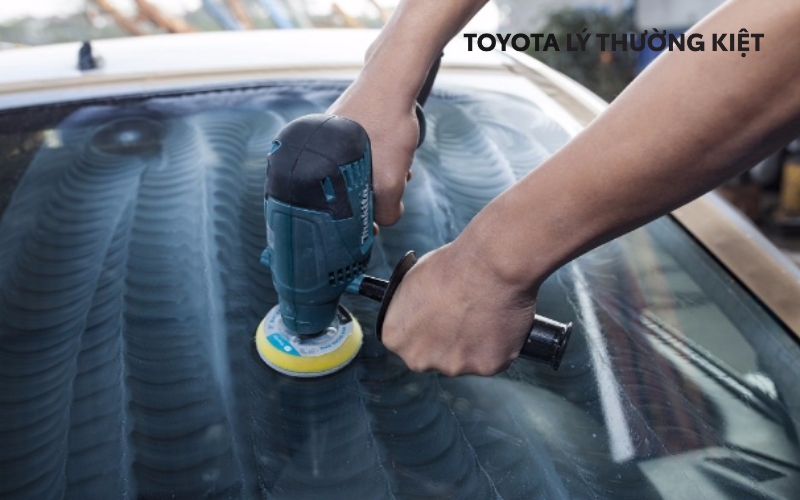 You Are Currently Viewing Tẩy Ố Kính Xe Ô Tô Là Gì? Tại Sao Nên Lựa Chọn Dịch Vụ Tẩy Ố Kính Xe Ô Tô Tại Toyota Lý Thường Kiệt?